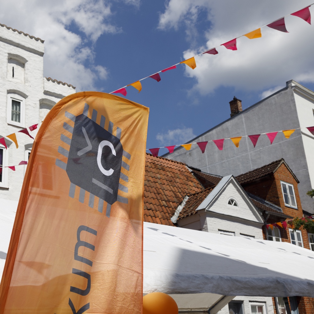 Das Chaotikum-Logo ist auf einer Beachflag zu sehen, die vor einem Zelt in der Lübecker Altstatdt steht.